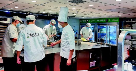 连锁快餐店主厨:9个人,通宵给医院做了1800份早餐