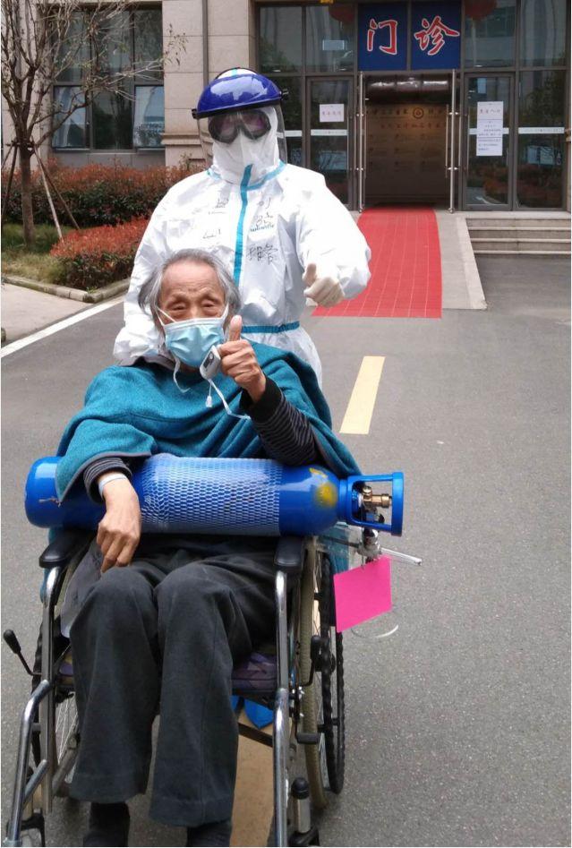 那位和医生一起看落日的老爷爷，病情好转可以下床了！