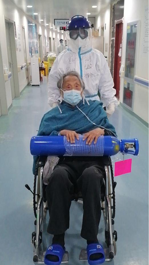 那位和医生一起看落日的老爷爷，病情好转可以下床了！