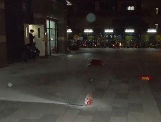 男子从高空抛下灭火器，原因让人气炸！警方通报：刑拘！