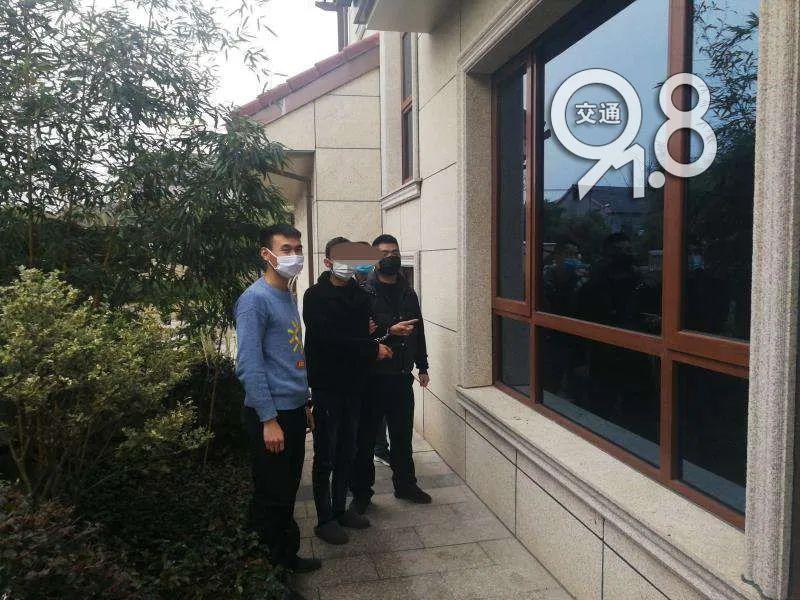 杭州小伙入室盗窃，在卫生间里被大妈抓个正着，竟摸出香烟示好