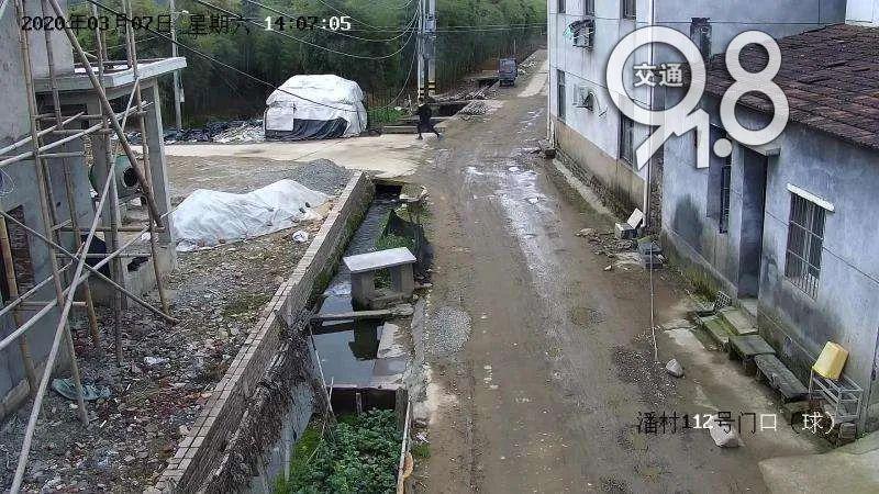 杭州小伙入室盗窃，在卫生间里被大妈抓个正着，竟摸出香烟示好