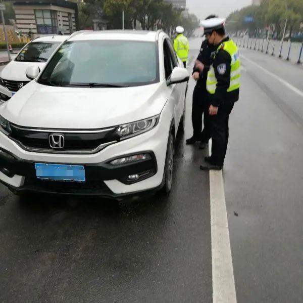 男子开车时发病,手抖不停!交警苦劝送医,急吼:安全点啊,后生!
