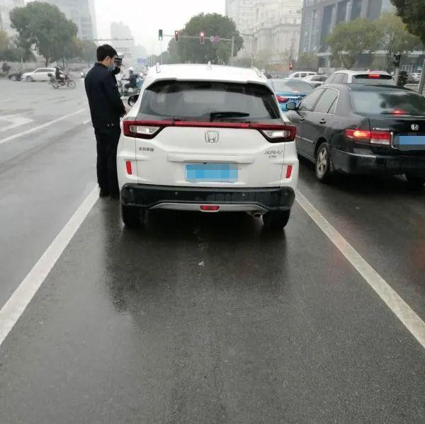 男子开车时发病,手抖不停!交警苦劝送医,急吼:安全点啊,后生!