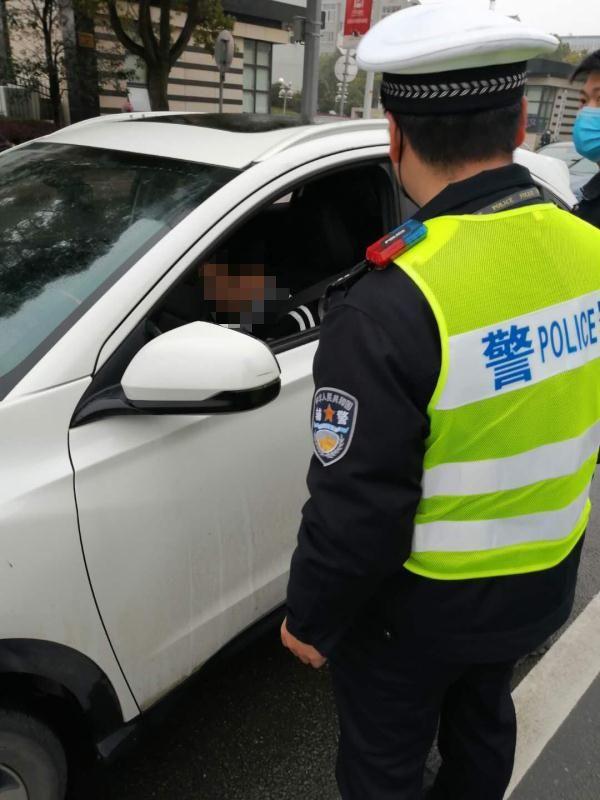 男子开车时发病,手抖不停!交警苦劝送医,急吼:安全点啊,后生!