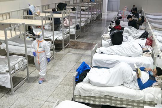 方舱“读书哥”今天回家了！还拿到了签名版的书