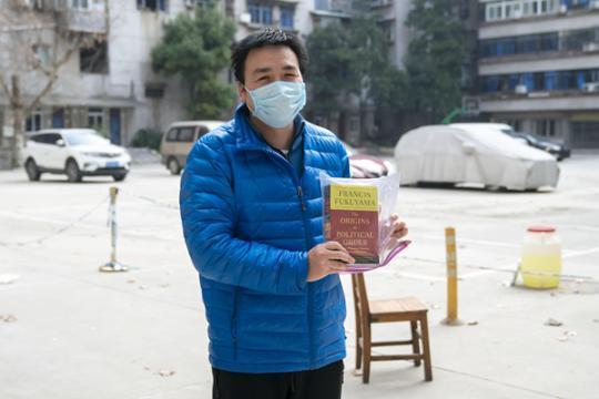 方舱“读书哥”今天回家了！还拿到了签名版的书