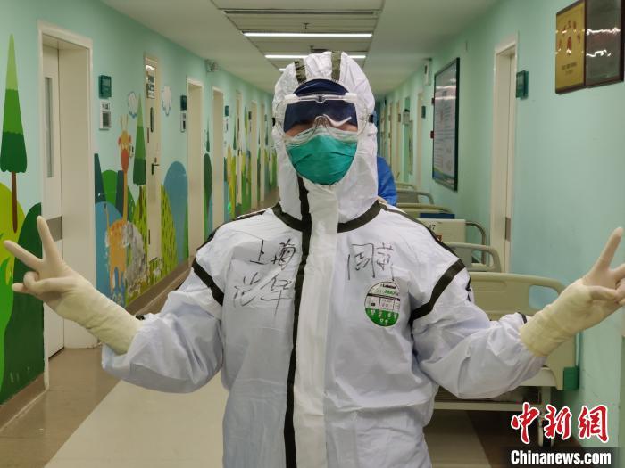 上海援助湖北护士周萍：“病人欢欢喜喜出院是对我们的最大安慰”