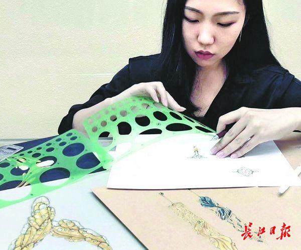女设计师妙笔勾画“珍宝武汉”，把汉味小吃串成项链