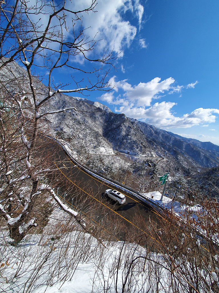 俯拍韩国江原道雪后山区公路