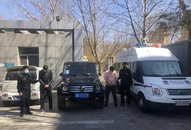 俩男子将奔驰大G开上过街天桥录视频炫耀 被拘10日