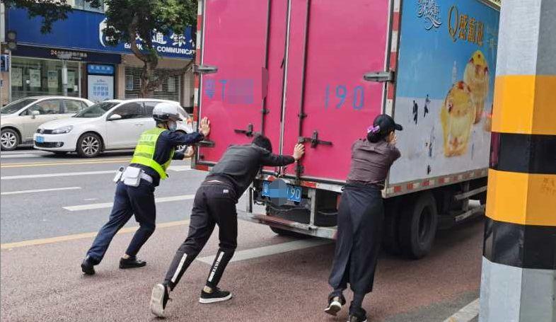 昨天珠海一岁男孩摔断耳朵流血不止！警察却找不到他妈妈……