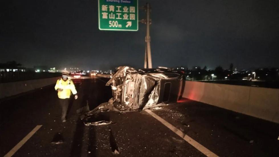 男子开车回家途中竟被旁边大车吸了过去！侧翻在地又有大车冲过来！