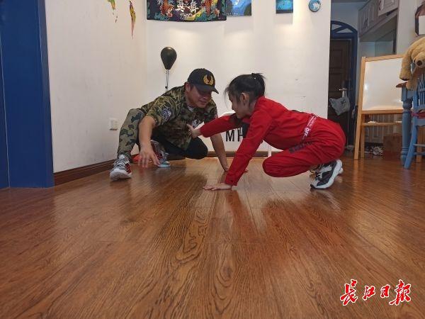 “女儿和我融洽多了”，武汉市民带着女儿一起做趣味运动