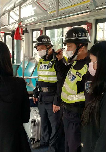 女子公交上突发急病！车上乘客“炸”了......