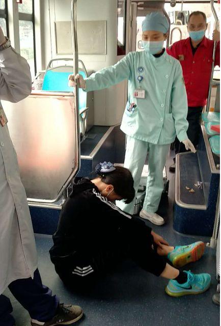 女子公交上突发急病！车上乘客“炸”了......