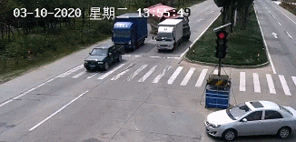 珠海夫妇回家途中停车看路牌，搞得后面一车撞护栏翻车！责任是……