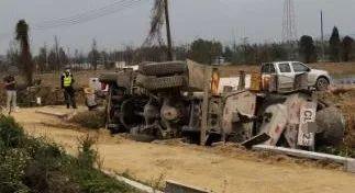 珠海夫妇回家途中停车看路牌，搞得后面一车撞护栏翻车！责任是……