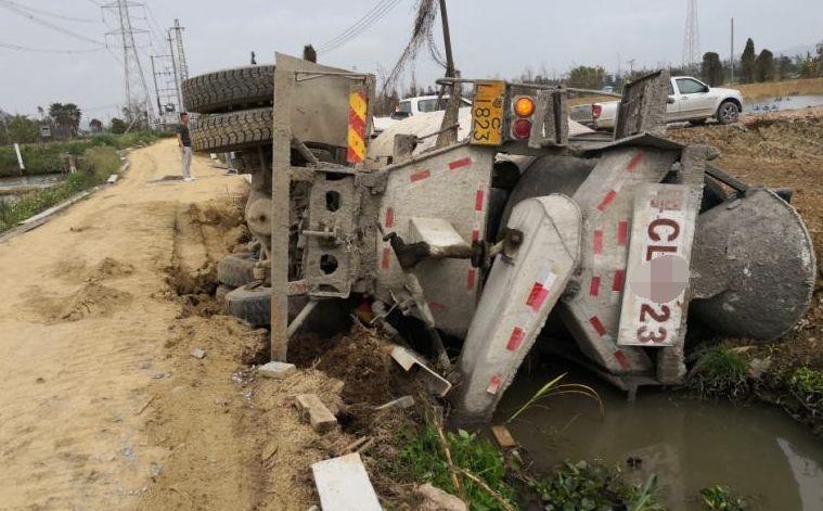 珠海夫妇回家途中停车看路牌，搞得后面一车撞护栏翻车！责任是……