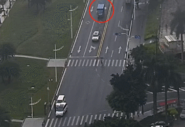 珠海夫妇回家途中停车看路牌，搞得后面一车撞护栏翻车！责任是……