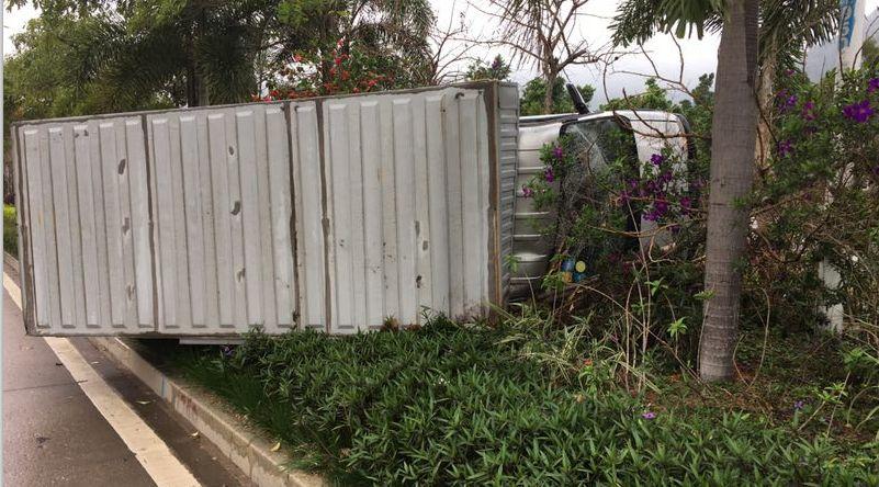 珠海夫妇回家途中停车看路牌，搞得后面一车撞护栏翻车！责任是……