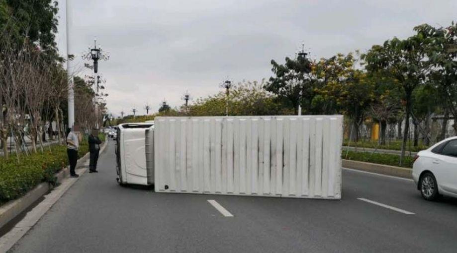 珠海夫妇回家途中停车看路牌，搞得后面一车撞护栏翻车！责任是……