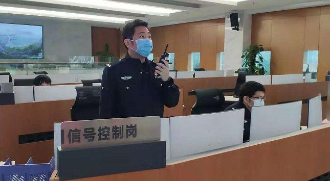 珠海8个月孕妇破了羊水，在医院产检4个小时没出来！丈夫在门口抓狂！