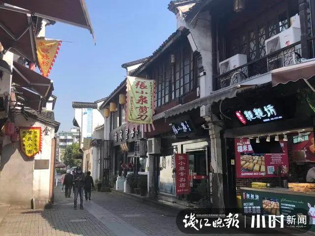 大批蜜蜂突袭杭州清河坊！漫天狂飞吓得女老板直躲：我以为是蝗虫来了