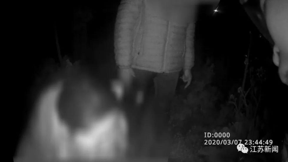 女子酒后落水被救起，浓妆变素颜！男友半天不敢认：是她吗？更扎心的是…