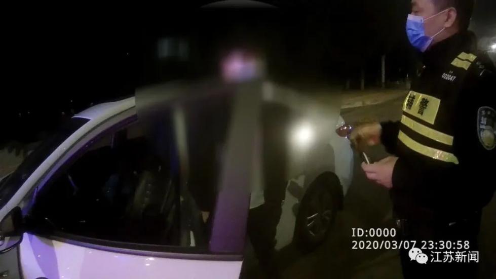 女子酒后落水被救起，浓妆变素颜！男友半天不敢认：是她吗？更扎心的是…
