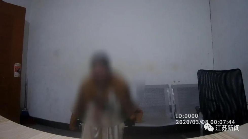女子酒后落水被救起，浓妆变素颜！男友半天不敢认：是她吗？更扎心的是…