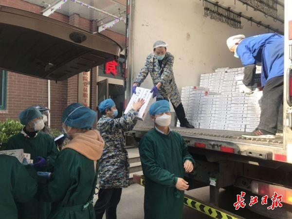 把鲜鱼送到武汉防疫一线 ， “中国第一渔村”的黄花鱼来了