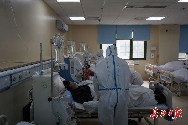 “让一线医护歇一歇，我们顶上去”，这支32人“血透小分队”驰援武汉
