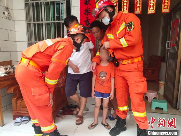 6岁男童因好奇被卡墙缝 三亚消防员削墙施救