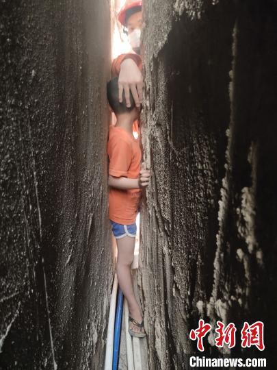6岁男童因好奇被卡墙缝 三亚消防员削墙施救