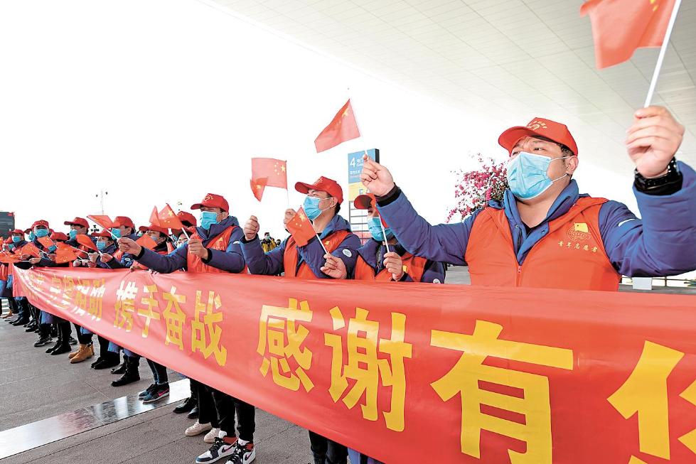 湖北人民深情送别 “谢谢！你们为我们拼过命”