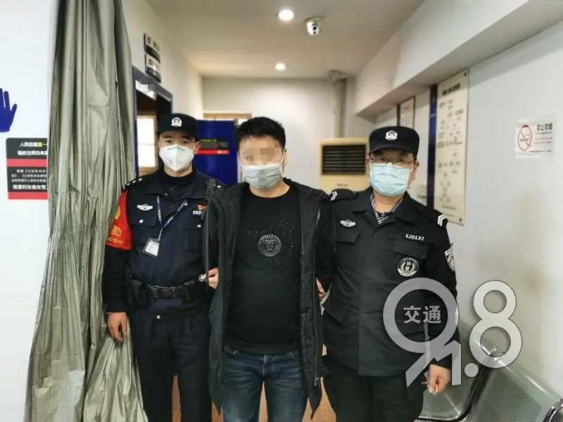 杭州火车站一可疑男子竟随身带瓶尿，原因让人吃惊...