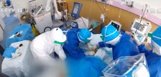 零点几秒插管 深静脉盲穿刺 他们扼住了ICU的生死时速