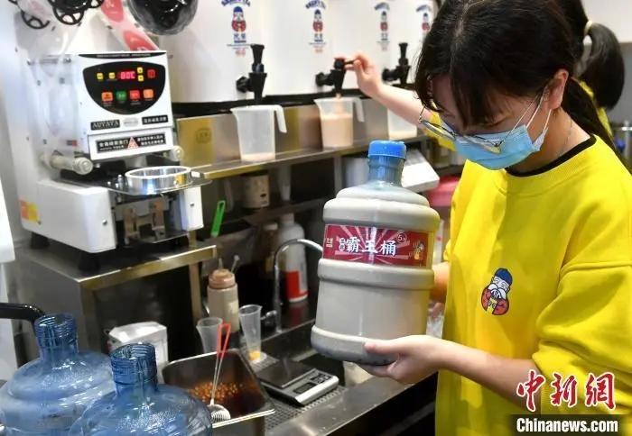 烧烤点一本、奶茶来桶装的!憋这么久,你想狠狠吃点啥?