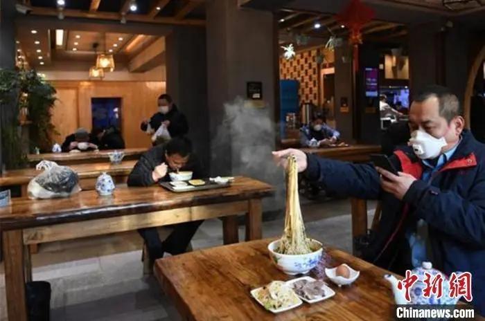烧烤点一本、奶茶来桶装的!憋这么久,你想狠狠吃点啥?