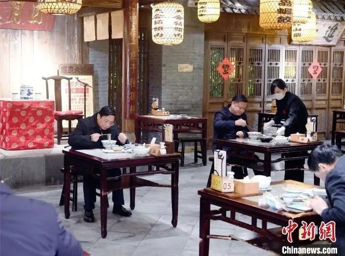 烧烤点一本、奶茶来桶装的!憋这么久,你想狠狠吃点啥?