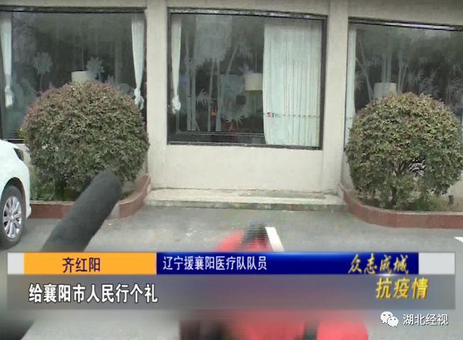 我不认识你，但深深鞠躬谢谢你！在街头发生了这样暖心的一幕......