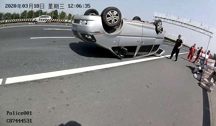 高速一天两起翻车事故，都是炸胎引起的，天气热了这件事要注意