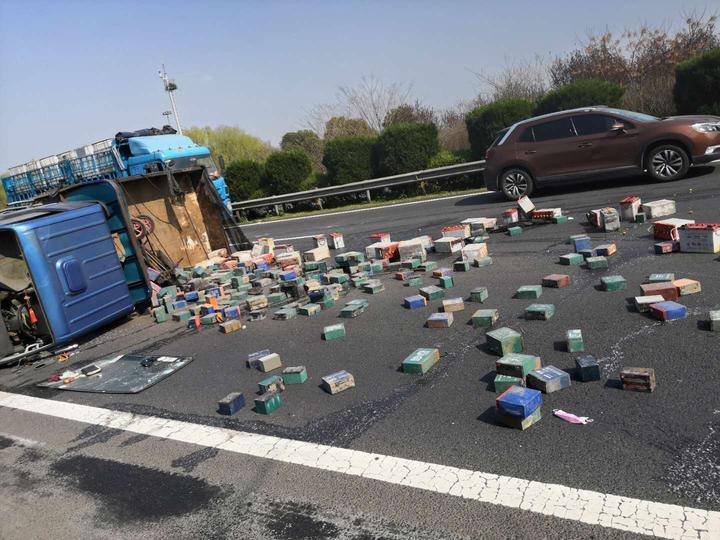 高速一天两起翻车事故，都是炸胎引起的，天气热了这件事要注意