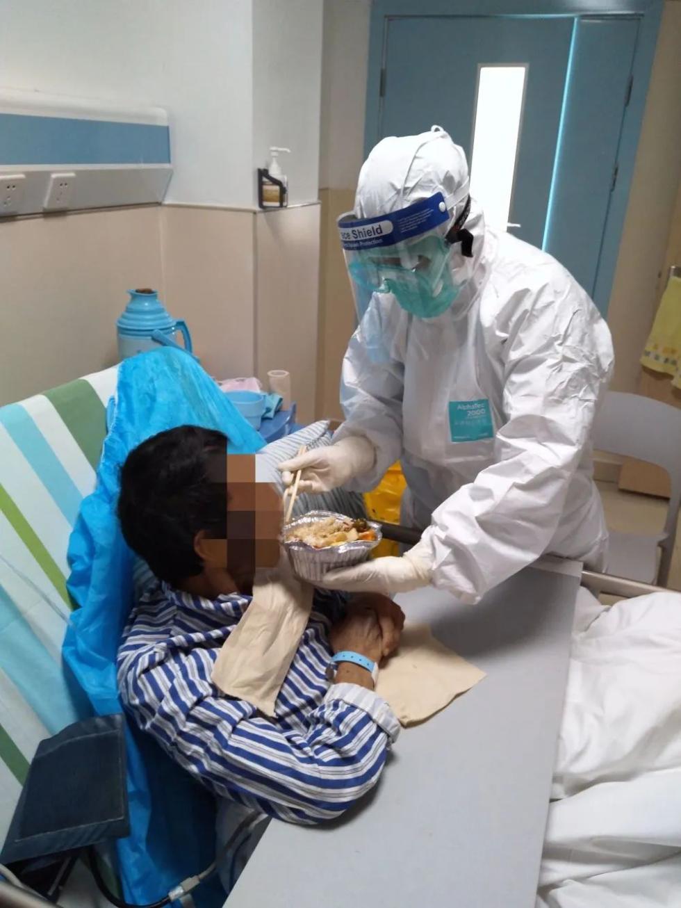 南方医科大学南方医院支援湖北洪湖医疗队的护士李慧照顾患者.