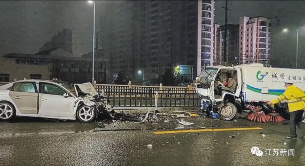 酒驾撞上环卫车，奥迪司机蹲在车旁不知所措！路过的哥竟教了这么一招