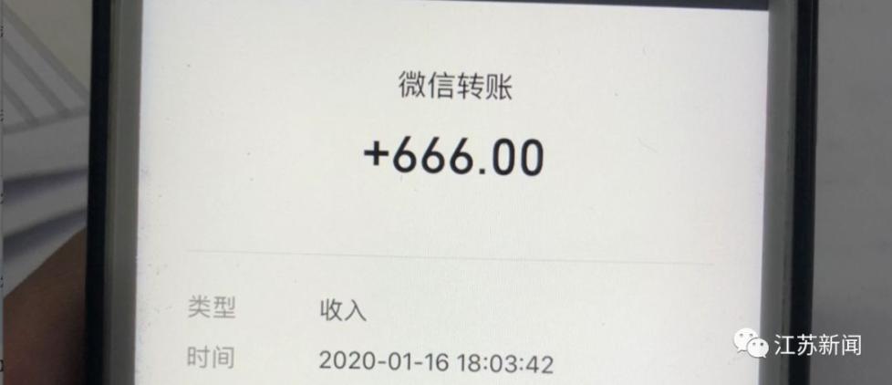 酒驾撞上环卫车，奥迪司机蹲在车旁不知所措！路过的哥竟教了这么一招