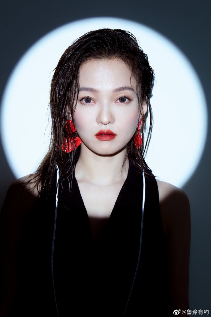 张韶涵穿黑色皮衣又美又飒 齐耳短发干净利落笑容甜美