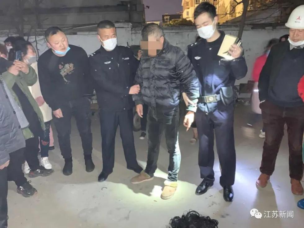 男子半夜在女厕外鬼鬼祟祟，民警搜出一大包奇奇怪怪的东西...