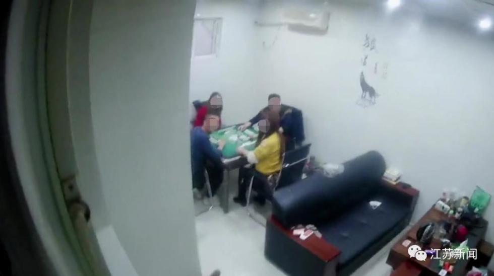 宠物狗没拴绳街头溜达，民警上门提醒狗主人，却看到这样一幕…